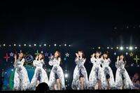 　パフォーマンスする乃木坂４６の与田祐希（中央）らⓒ鈴木健太（ＫＥＮＴＡ　Ｉｎｃ．）