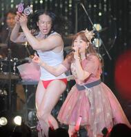 　夫の庄司智春（左）とステージを盛り上げる藤本美貴（撮影・棚橋慶太）