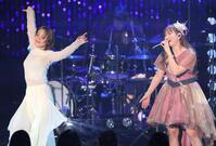 　藤本美貴（右）の歌唱に合わせて、ダンスを披露するシークレットゲストの大沢あかね（撮影・棚橋慶太）