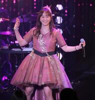 　笑顔でパフォーマンスする藤本美貴＝２３日