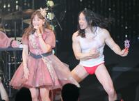 　夫の庄司智春（右）とステージを盛り上げる藤本美貴＝２３日