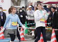 　仲良く並んでスタートを切るゆいちゃみ（左）とゆうちゃみ（撮影・高部洋祐）