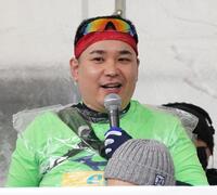 　あいさつするミルクボーイ・内海崇（撮影・高部洋祐）