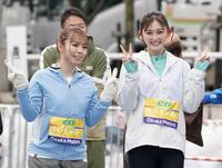 　スタート前にカメラに向かってポーズを決めるゆいちゃみ（左）とゆうちゃみ（撮影・高部洋祐）