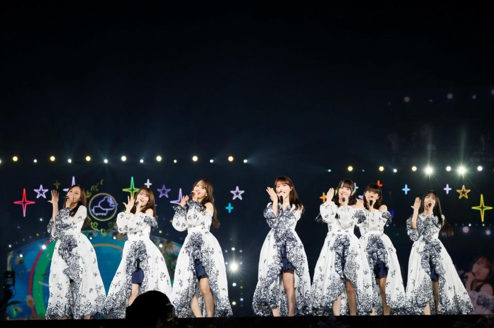 　パフォーマンスする乃木坂４６の与田祐希（中央）らⓒ鈴木健太（ＫＥＮＴＡ　Ｉｎｃ．）