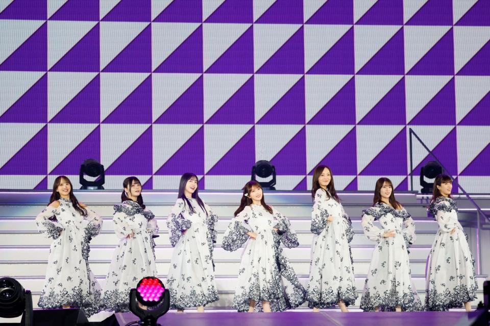 　パフォーマンスで魅了する乃木坂４６の与田祐希（中央）らⓒ鈴木健太（ＫＥＮＴＡ　Ｉｎｃ．）