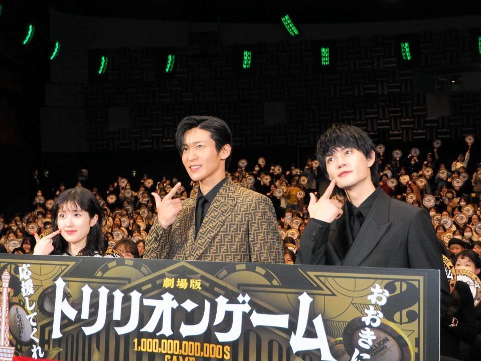 　観客とポーズを決める（左から）福本莉子、目黒蓮、佐野勇斗