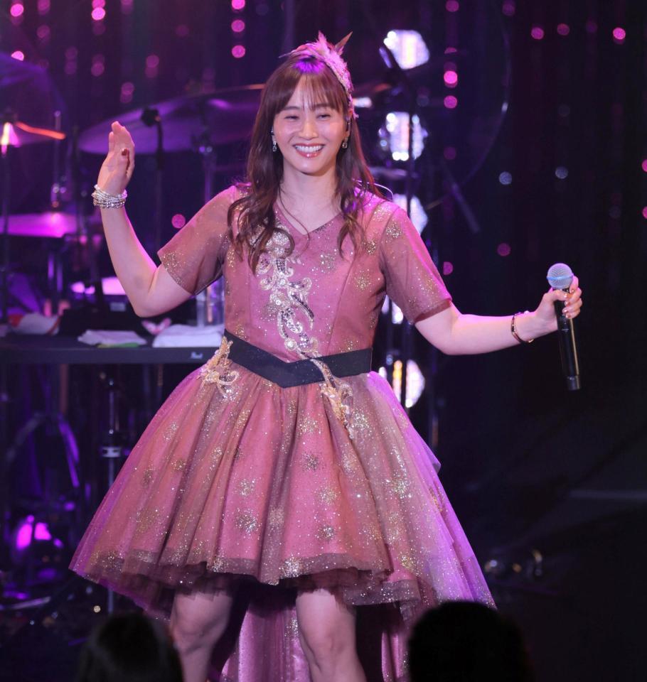 　笑顔でパフォーマンスする藤本美貴＝２３日