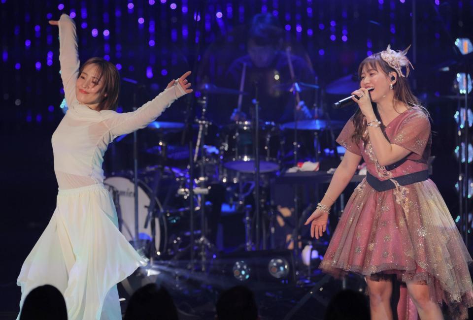 　藤本美貴（右）の歌唱に合わせ、ダンスを披露するシークレットゲストの大沢あかね＝２３日