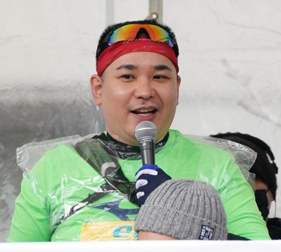 　あいさつするミルクボーイ・内海崇（撮影・高部洋祐）