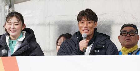 　あいさつする糸井嘉男氏。左端はゆうちゃみ（撮影・高部洋祐）