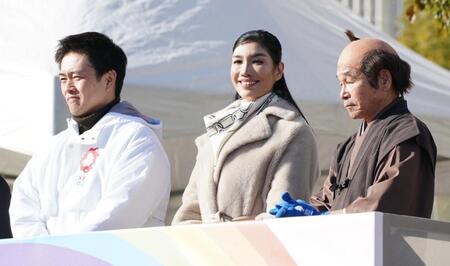 　笑顔を見せるアンミカ（中央）＝撮影・高部洋祐