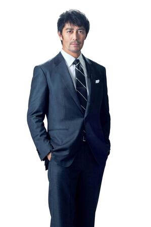 　型破りなキャスター役で主演の阿部寛　ⒸＴＢＳ