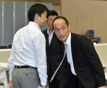 　会合を終え、橋下徹大阪市長とあいさつして会場を出る東国原英夫・前宮崎県知事