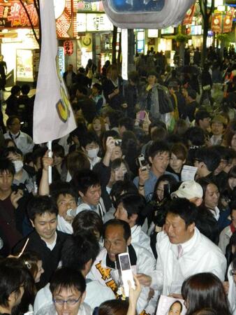 　最後の訴えを行う東国原英夫氏（中央下）
