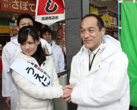 　“美女と野獣？”のコンビを結成した維新候補の東国原英夫氏（右）と、上西小百合氏