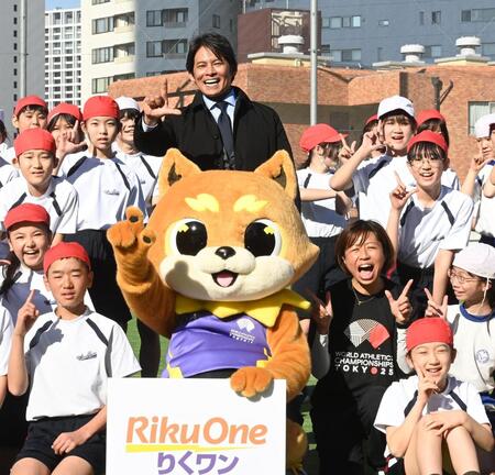 　生徒たちと『りくワン』ポーズを決める織田裕二と福士加代子さん（撮影・園田高夫）