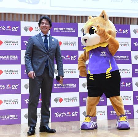 　りくワン（右）とのツーショットに照れ笑いを見せる織田裕二（撮影・園田高夫）