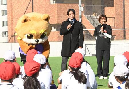 　特別授業を行った（左から）りくワン、織田裕二、福士加代子さん（撮影・園田高夫）