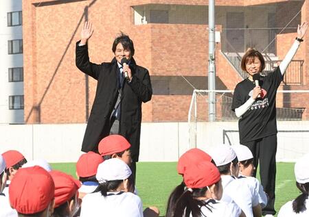 　生徒たちの前で特別授業を開いた織田裕二と福士加代子さん（右）＝撮影・園田高夫