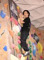 　ボルダリングに挑戦しガッツポーズを決める山内恵介（撮影・開出牧）