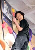 　ボルダリングに挑戦した山内惠介（撮影・開出牧）