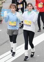 　スタートする、ゆいちゃみ（左）、ゆうちゃみ（撮影・石井剣太郎）