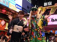 　コラボパフォーマンスを披露した丘みどり（左）とＤＪ　ＫＯＯ