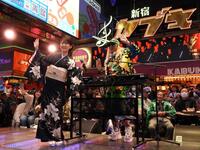 　歌舞伎町のど真ん中でイベントを行った丘みどり（左）とＤＪ　ＫＯＯ