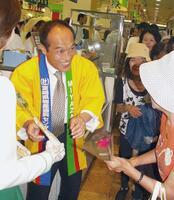 　「体、大丈夫？」と声をかけられる東国原英夫宮崎県知事