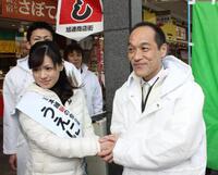 　“美女と野獣？”のコンビを結成した維新候補の東国原英夫氏（右）と、上西小百合氏