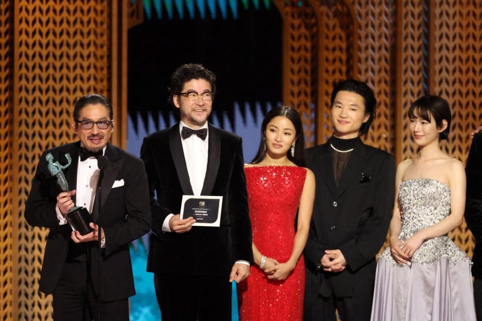 　全米映画俳優組合賞を受賞した米ドラマ「ＳＨＯＧＵＮ　将軍」の俳優ら（ロイター＝共同）