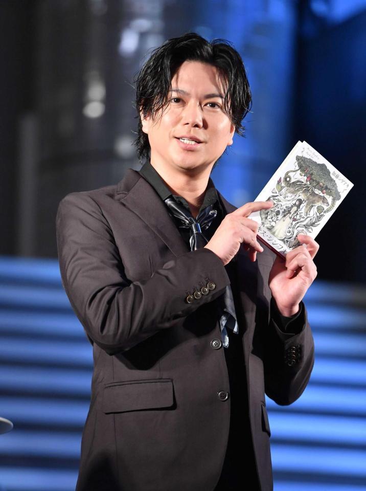 　新作小説を手にする加藤シゲアキ（撮影・開出牧）