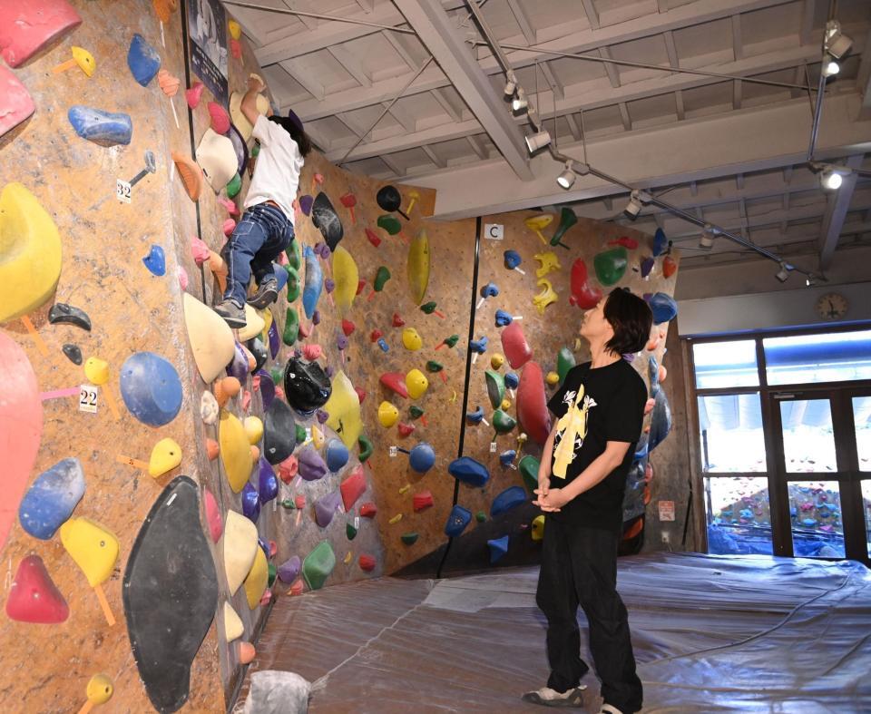 　インストラクターの鬼木哲也氏（左上）のボルダリング指導を受ける山内恵介（撮影・開出牧）