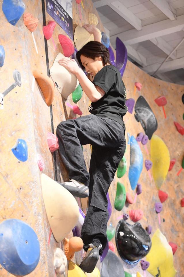 　ボルダリングに挑戦する山内恵介（撮影・開出牧）