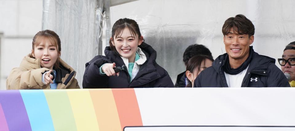 　笑顔を見せる（左から）ゆいちゃみ、ゆうちゃみ、糸井嘉男氏（撮影・高部洋祐）