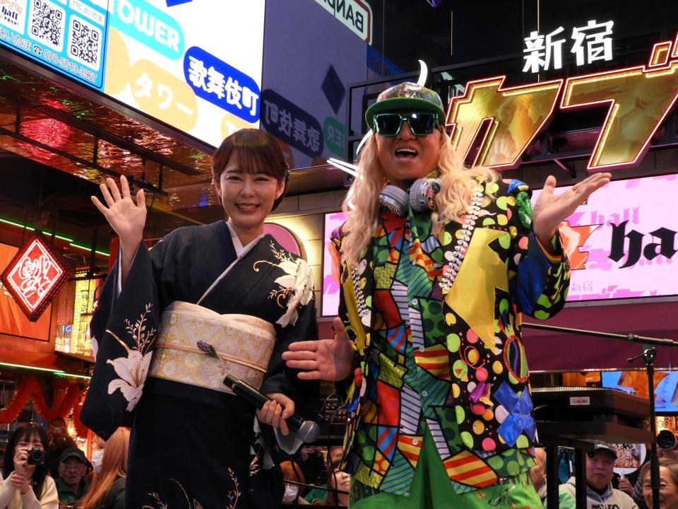 　コラボパフォーマンスを披露した丘みどり（左）とＤＪ　ＫＯＯ