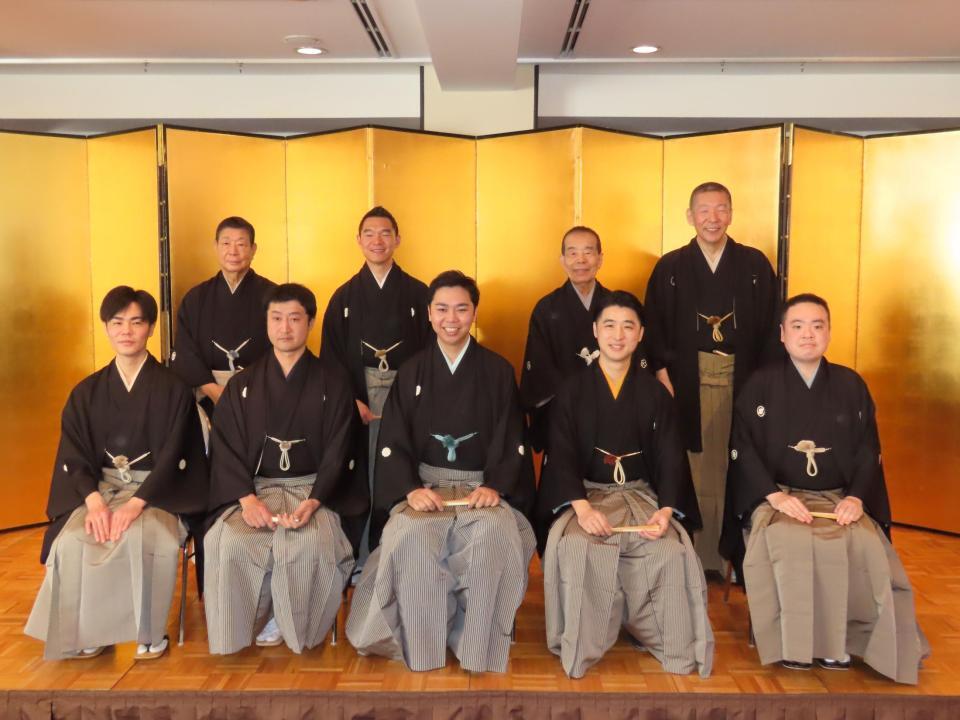 　真打昇進襲名披露会見に出席した（前列左から）柳家緑太、柳家花飛、柳家吉緑、林家木久彦、松柳亭鶴枝（後列同）柳家さん喬、柳家花緑、林家木久扇、柳亭市馬