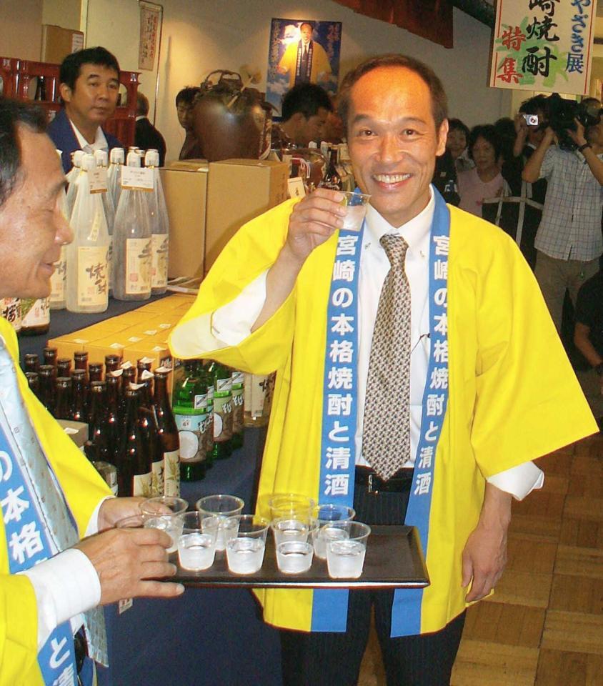 　いも焼酎を試飲してご機嫌の東国原英夫宮崎県知事