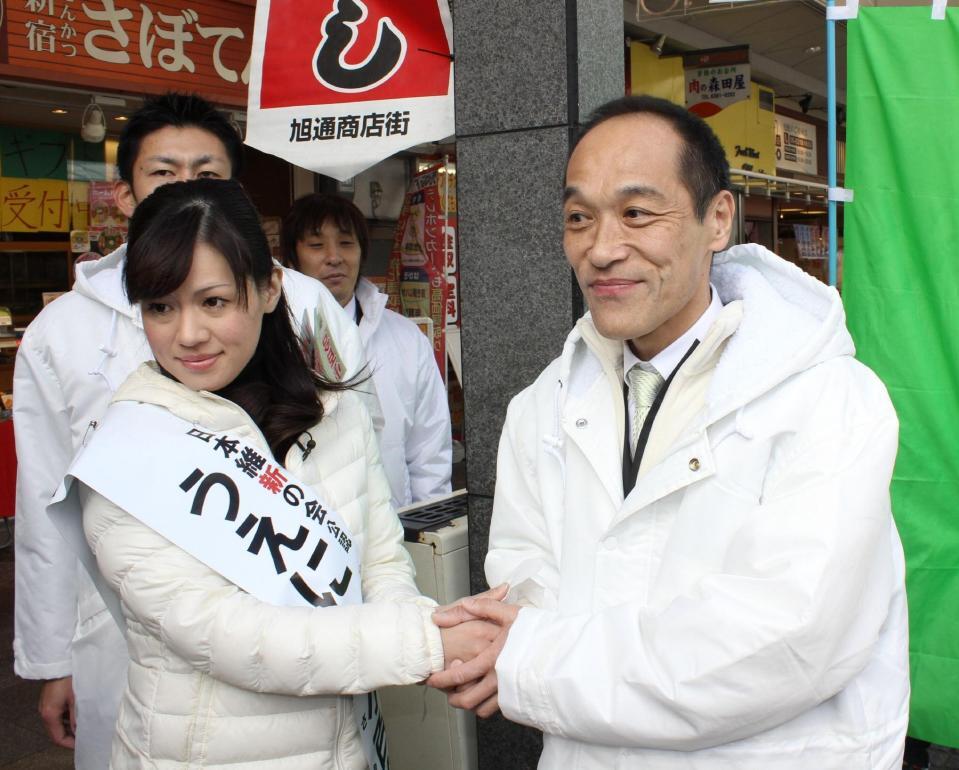 　“美女と野獣？”のコンビを結成した維新候補の東国原英夫氏（右）と、上西小百合氏