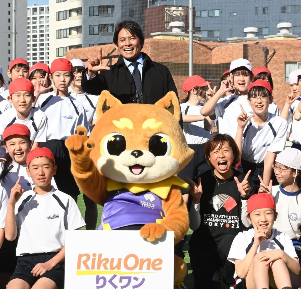 　生徒たちと『りくワン』ポーズを決める織田裕二と福士加代子さん（撮影・園田高夫）