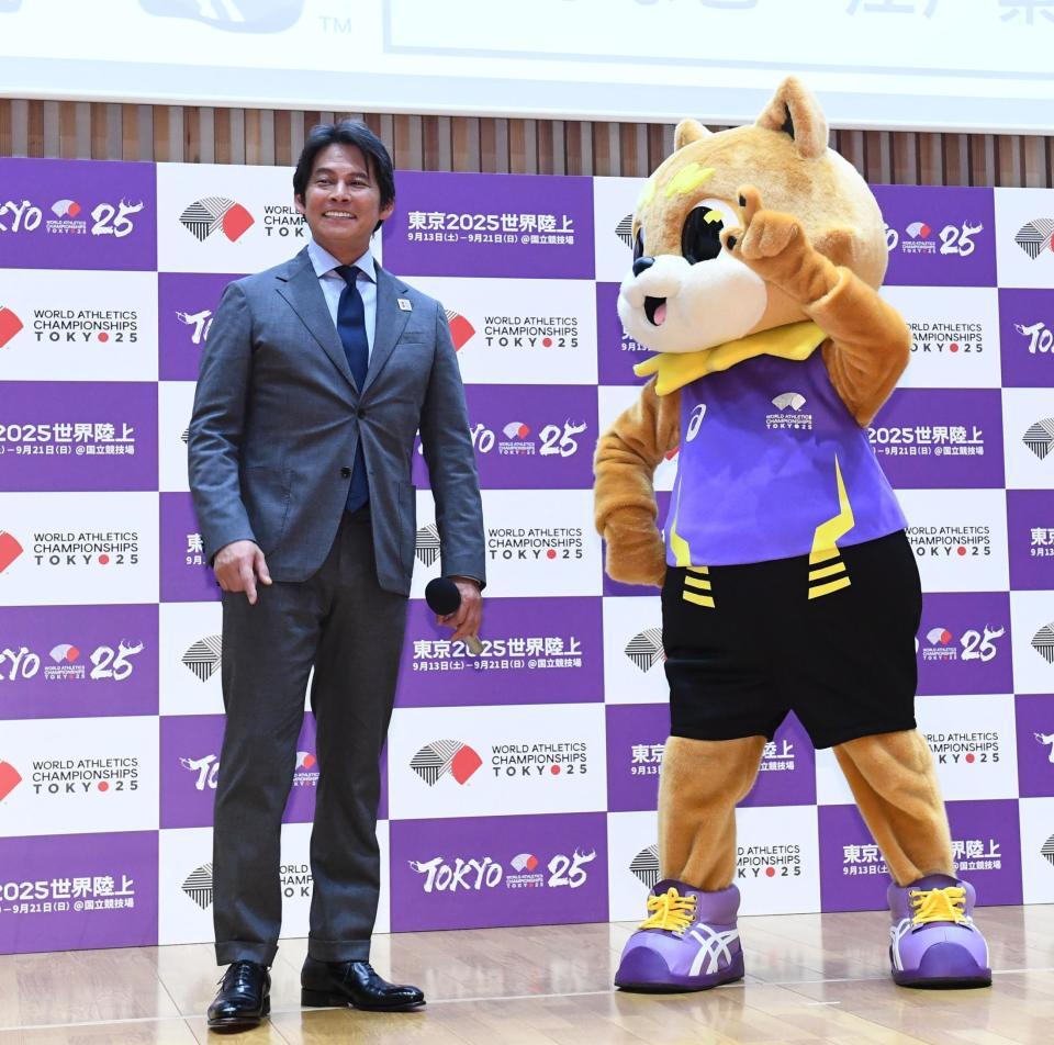 　りくワン（右）とのツーショットに照れ笑いを見せる織田裕二（撮影・園田高夫）