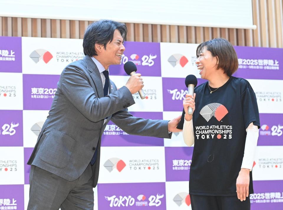 　息の合ったトークを見せる織田裕二と福士加代子さん（右）＝撮影・園田高夫