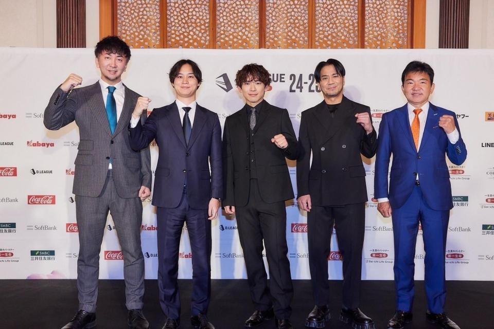 　会見に出席したＥＸＩＬＥ　ＨＩＲＯ（右から２番目）とＥＸＩＬＥ　ＮＡＯＴＯ（中央）