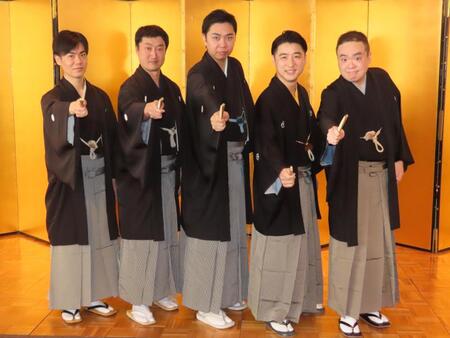 　真打昇進襲名披露会見に出席した（左から）柳家緑太、柳家花飛、柳家吉緑、林家木久彦、松柳亭鶴枝