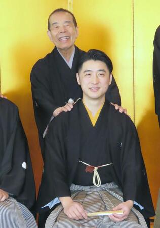 　林家木久彦（手前）と笑顔を見せる林家木久扇