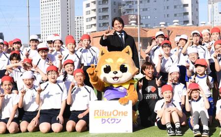 　生徒たちと『りくワン』ポーズを決める織田裕二と福士加代子さん（撮影・園田高夫）