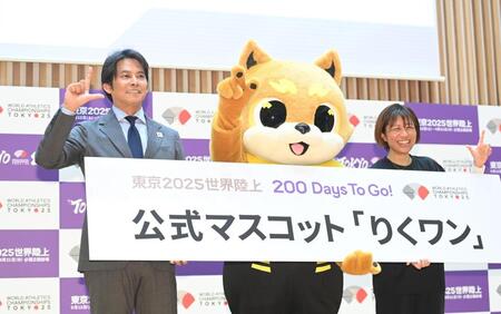 　りくワンとポーズを決める織田裕二（左）と福士加代子さん（撮影・園田高夫）