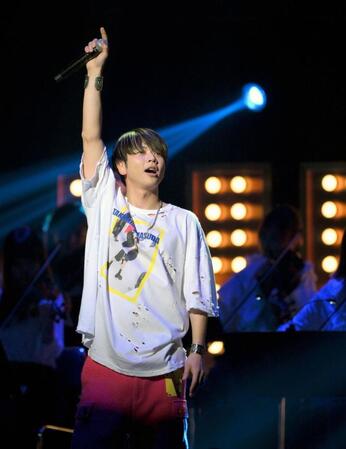 　自身初のソロコンサートでファンの声援に応える増田貴久（撮影・伊藤笙子）