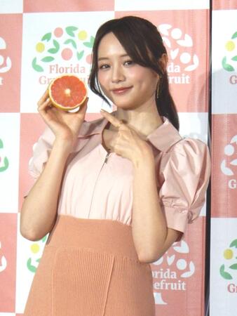 　グレープフルーツを掲げる森香澄
